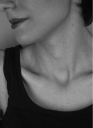 A close-up of a person's neck

AI-generated content may be incorrect.